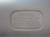 サイドカーテンエアバックシステムは、側面衝突時に大人から子供までさまざまな体格の乗員の頭部や頚部を広範囲で保護。特にセンターピラーへの頭部衝突を防ぐ展開性能を実現しています。
