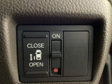 左側電動スライドドアは運転席からでも操作ができるように、ハンドル付近に開閉の操作スイッチが付いています。