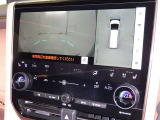 パノラミックビューモニターシステムが付いているので車の上から見た映像が確認できますよ。 一目で車両周辺の情報を確認できますが、直接安全をご確認下さい。
