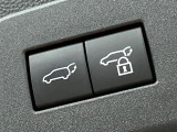 【パワーバックドア】スマートキーや運転席のボタンを押すだけでリアゲートが自動で開閉します!荷物を持っている時や、高い位置にあるバックドアを閉める際に便利な機能です♪