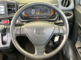 インテリアに合わせたデザインのステアリングは、運転される方のことも考え、運転しやすい形状、大きさです。是非一度、実際に触ってお確かめください。