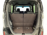 開口部も広く荷物の積み下ろしもしやすいお車となっております。シートの背もたれは5:5の割合で背もたれを可倒でき、前後のシートスライドもできるので荷室をひろげることができます。