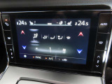 運転席と助手席それぞれで温度調整が可能なオートエアコンは、タッチパネル式。それに加え、ステアリングヒーターと前二席分のシートヒーターが車内を快適に保ちます。