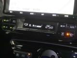 【オートエアコン】車内温度を感知して自動で温度調整をしてくれるのでいつでも快適な車内空間を創り上げます!どの席に座っても快適なドライブが楽しめます♪