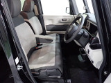 フロントシートはベンチシートです、運転席と助手席の移動が簡単です。真ん中にはアームレストも装備されています! また運転席シートの高さも調整できます。
