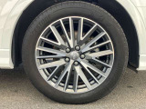 19インチ純正アルミホイール装備 全車両に標準装備の純正アルミホイールは、純正ならではのバランスの良いデザインと、走行安定性をお楽しみ頂けます。