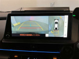 【パノラミックビュー&バックビュー】駐車時の安全確認をする為に車両上方からの映像と後方カメラからのを同時に表示しバックガイドも付いているのでバックの苦手な方でも安心して運転出来ますよ。