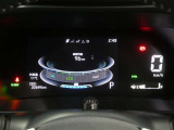 各操作スイッチは使いやすい位置に配置され、とっても見やすいメーターです。夜間時はラグジュアリーな気分にさせてくれる照明が魅力ですので、夜のドライブも楽しみになりますよ♪