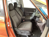 フロント広々、セパレートシートの運転席は、ハイトアジャスターが付いているので、快適にドライブができます。ハンドルはテレスコピック機能で、ハンドル位置を上・下・手前・奥に調節できます。