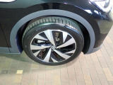 純正20インチアルミホイールになっております。