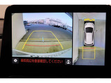 前後左右のカメラの映像を合成し、車を上から見たような視点のパノラミックビューモニター。後方の死角だけでなく左右や前方の障害物の発見もしやすくなります。