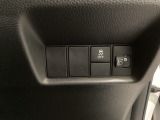 ハンドルの右側にはヘッドライトレベライザーとVSA(ABS+TCS+横滑り抑制)の解除スイッチがついています。ヘッドライトレベライザーは道路状況や積荷の加重に応じてライトの高さを調節できます。