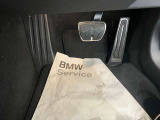 【ペダル】BMWはオルガン式アクセルペダルを採用しています。踏み込む足とペダルが同じ軌跡を描くため、かかとがずれにくく、アクセルコントロールがよりしやすくなるメリットがあります。