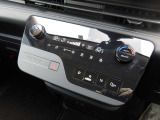 デュアルオートエアコン(左右独立式)にボタン式シフトノブで足元はスッキリとしています