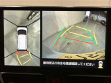 パノラミックビューモニター付きです。車両を上から見たような映像をディスプレイオーディオ画面に表示。運転席からの目視だけでは見にくい、車両周辺の状況をリアルタイムでしっかり確認できます。