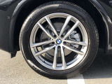 BMW純正19インチホイール。洗練されたデザインで、足元の個性を引き立てます。