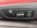 運転席になります。