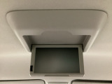 天井にリア席モニターが付いています。ナビゲーションで再生しているDVD等の映像を、後部座席の方にご覧いただくことができます。お子様にも大人気です。