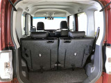 バックドアを上げた状態です。シートを倒せば荷室のスペースが広くなります!用途に合わせて快適な室内を!