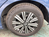 ●足元を精悍に引き締める純正アルミホイール、おしゃれは足元から、カッコイイですね♪
