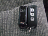 スマートキー付!キーを取り出さなくてもドアロックの施錠・開錠、エンジンの始動が出来ます!雨の日や荷物の多い日にとても便利ですね♪