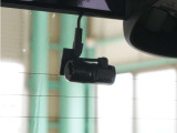 この車にはリアにもドライブレコーダーを装備しております◆映像・音声などを記録する自動車用の装置です。 もしもの事故の際の記録はもちろん、旅行の際の思い出としてドライブの映像を楽しむことができます。