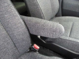 運転席にはアームレストがあります!長時間の運転でも疲れにくいですよ。