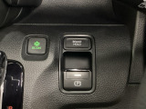 セレクトレバーの右に電子制御パーキングブレーキがあります。スイッチひとつで、停車した地点の傾斜などをシステムが検知・判断してブレーキ力を自動的に最適制御し、しっかり停車できるパーキングシステムです。