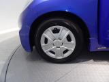 【ホイール】純正のアルミホイールを装着。デザイン性が高く、鮮やかなブルーの車体によく映えます。目立つガリ傷もなく、足元から清潔感のある印象を与えてくれます。細かな部分まで清掃が行き届いています。