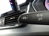 居眠り運転やわき見運転など、万が一車両が道路白線をはみだしそうになると、車がハンドルを自動修正してくれるアウディレーンアシストが装備されております。