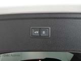 両手がふさがるほどの荷物があるとき、とても便利なオートマチックテールゲートが装備されております。