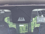 【三菱e-Assist】走行中に前方の車両等を認識し、衝突しそうな時は警報とブレーキで衝突回避と被害軽減をアシスト。より安全にドライブをお楽しみいただけます。
