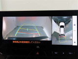パノラミックビューモニター付きです。車両を上から見たような映像をモニター画面に表示。運転席からの目視では見にくい、車両周辺の状況をリアルタイムでしっかり確認できます。