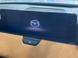 【12.3インチマツダコネクト】車内の雰囲気にマッチした大型ディスプレイ。スマホ接続でのナビ使用やBluetooth再生等、様々な機能が楽しめます。直感的なダイヤル操作が可能で、使い勝手も良好です。