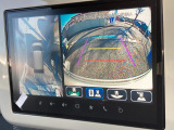 【全方位モニター】リバースに入れた際、車両全体を見渡している映像に切り替わります。また、見通しが悪い場所で便利な前方ワイド映像やすれ違いに便利な助手席側ワイド映像など切り替えが出来ますよ♪