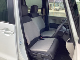 フロントシートはベンチシートです。ベンチシ―トは運転席と助手席の移動もスムーズ!狭い駐車場での乗り降りに便利です。シートの間にコンソールボックスやドリンクホルダーがないため、車内空間も広く感じます