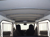 【広々とした天井】**頭上スペースにゆとりがあり、車内での移動もスムーズです。圧迫感のない開放的な空間で、長時間の運転でも快適。