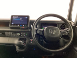 ホンダ純正メモリーナビ搭載なので、遠方へのドライブもお任せ下さい!ステアリング左手側にオーディオ関連のコントロールスイッチを配置しています。操作時は視線を逸らすことなく運転に集中できます