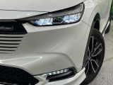 【LEDヘッドライト】悪天候や夜間走行時も良好な視界を確保し安心して運転できる高輝度LEDヘッドライトを装備!点灯速度が早く、消費電力も抑えられています。