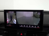 前方・サイド・後方それぞれのカメラ映像を一つに合わせて、まるで上空から見下ろしているような「サラウンドビュー映像」を映しだすことが出来ますので、狭い路地裏が苦手な方でも安心して駐車が出来ます。