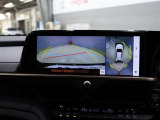 パノラミックビューモニター付きです。車両を上から見たような映像をディスプレイオーディオ画面に表示。運転席からの目視だけでは見にくい、車両周辺の状況をリアルタイムでしっかり確認できます。