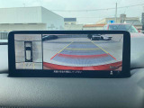 車両の前後左右にある4つのカメラを合成することで、まるでご自身のクルマを空から見ているような俯瞰での映像を映し出してくれます。バック時ももちろんのこと、前進時に視界の悪い交差点でも役に立ちますね。