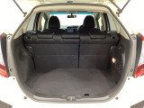 ラゲッジも広く使いやすいトランクは、開口部も広く荷物の積み下ろしもしやすいお車となっております。リアシートの背もたれは6:4の割合で分割して可倒できるので、長いお荷物などを載せることもできます。