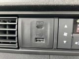 助手席前部には急速充電用のUSBジャック(タイプC)とナビ接続用のUSBジャックが設置されております。