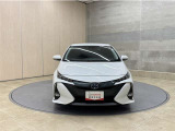 お車購入のポイントとなるフロントマスクです!シャープな目つきが印象的なデザインのヘッドランプです。