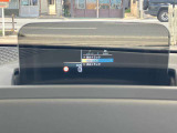 人気のヘッドアップディスプレイ!現在の車速、ナビゲーション・システムによるルート案内の矢印表示、チェック・コントロール、前車接近警告など、さまざまな情報をドライバーの視界内に直接表示いたします!