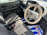 シート座面には着座姿勢を安定させるサイドサポートがあり、快適な運転環境を実現しています。