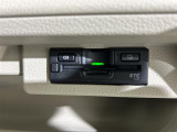 【ETC】有料道路を利用する際に料金所で停止することなく通過できる、ETC車載器(ノンストップ自動料金収受システム機器)が装備されています。セットアップを行うことで利用可能になります。