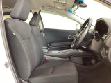 広い足元にゆったり座れるシートには肘掛けも装備しており長距離の運転でも疲れにくくなってます。