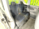 後部座席も気になるようなキズ・汚れやへたり等、大きなダメージはなく、良好な状態です。